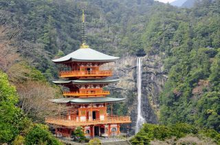 青岸渡寺と那智の滝(イメージ)  画像提供：(公社)和歌山県観光連盟